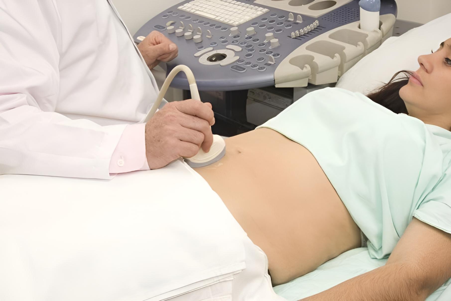  Hospital doctors examine patients so that
