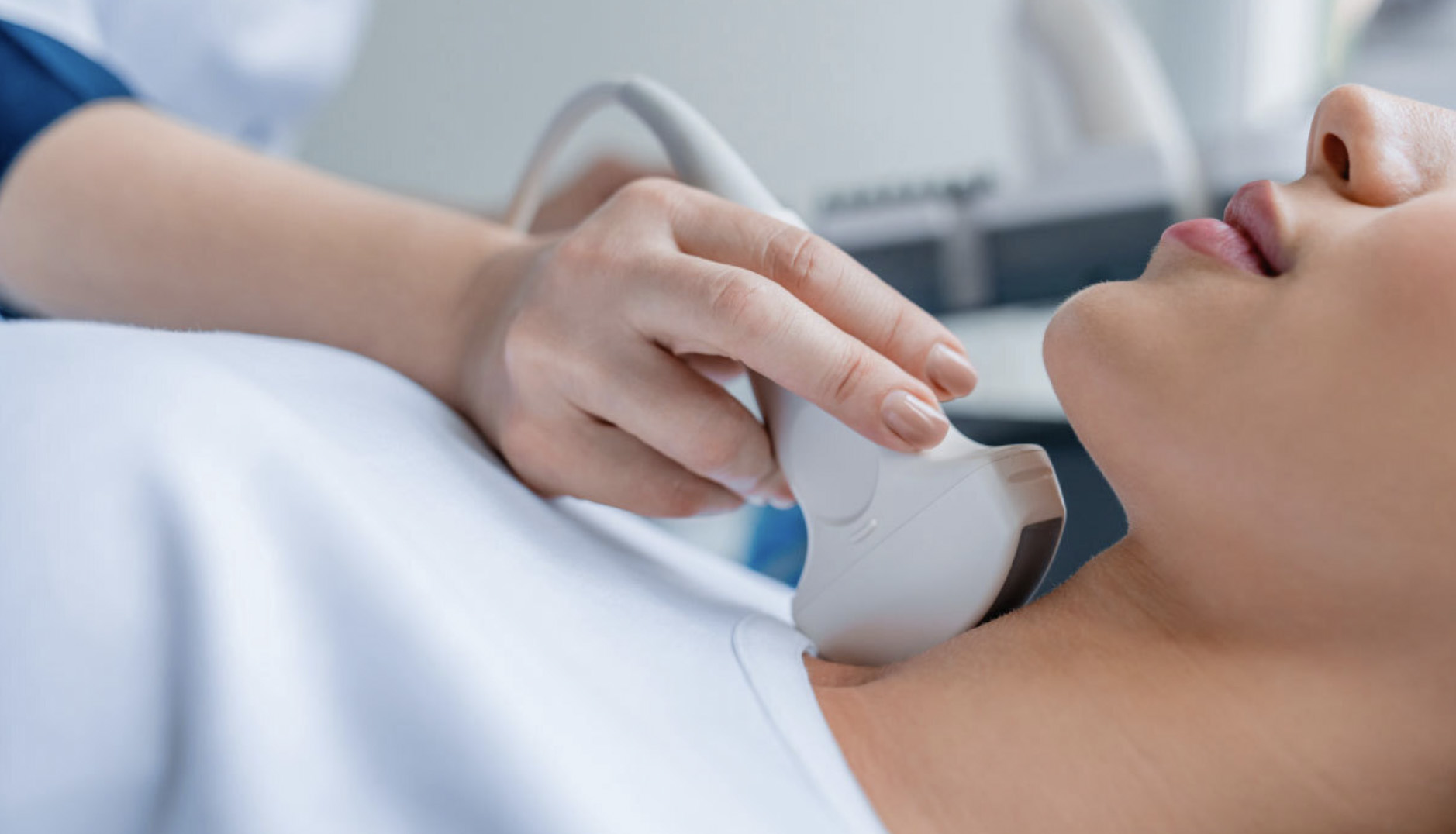  Hospital doctors examine patients so that